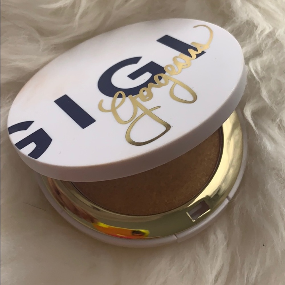 Gigi Gorgeous “GET LIT” Highlighter